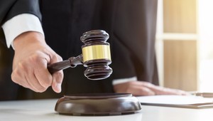 Manžel jej pomáha, zahŕňa darčekmi a neháda sa s ňou. Rok po svadbe chce žena rozvod