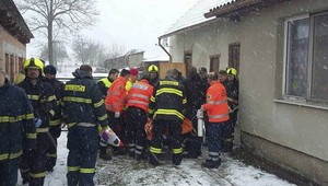 Špeciálna XXL sanitka prevážala 320-kilového pacienta. Asistovalo 15 ľudí