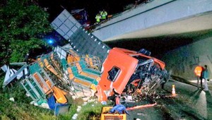 Kamión sa po náraze zrútil z mosta. Prevážal kurčatá