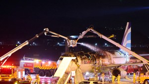 Požiar lietadla si vyžiadal evakuáciu skoro 200 ľudí, obete nehlásia