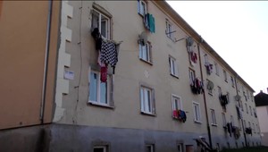 Podpálil dvere na jednom z bytov. Žena s 8-ročným dieťaťom museli vyskočiť z okna