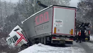 Silné sneženie skomplikovalo dopravu. Mimo vozovky skončili dva kamióny a nákladiak