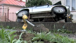 Vodič zaparkoval v plote rodinného domu