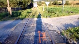 Vlak zachytil cyklistu (31). Prechádzal cez nechránené priecestie