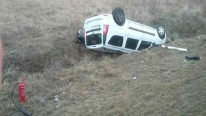 Dopravná nehoda na diaľnici. Auto sa prevrátilo na strechu