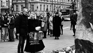 Matka obete streľby na Univerzite Karlovej si siahla na život, naviesť ju na to mal expolicajt