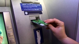 Zlodej ukradol kabelku s PIN-kódom. Neopatrnej majiteľke vybielil účet