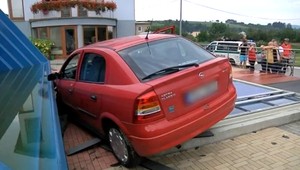 Český pár mal šťastie. Po nehode skončil na bazéne, nie v