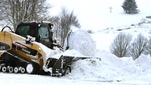 Husté sneženie spôsobilo na strednom Slovensku energetickú kalamitu