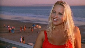 Lepšiu herečku vybrať nemohli! Takto vyzerá seriálová Pamela Anderson v ikonických plavkách!