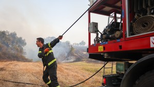 Pre šíriace sa požiare vo Francúzsku už evakuovali zhruba 12-tisíc ľudí