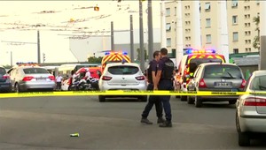 Dvaja útočníci napadli okoloidúcich ľudí. Len 19-ročného mladíka zabili a deviatich zranili