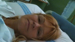 Smutný pohľad: Věra Martinová pripútaná na nemocničnom lôžku