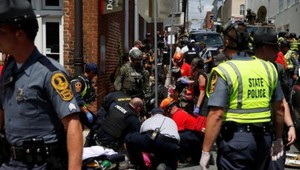 Na nacionalistickom proteste v USA narazilo do davu ľudí auto. Podozrivý už čelí obvineniu