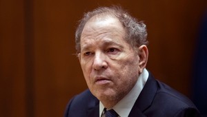 Známemu americkému producentovi zrušili verdikt zo sexuálnych zločinov