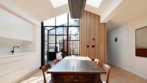 Svetlý moderný dom vznikol zo starej drevenej garáže bez okien