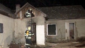 Muž sa pohádal s družkou, podpálil dom