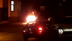 Páchateľ podpálil auto uprostred Žiliny. Oheň dostali pod kontrolu až hasiči