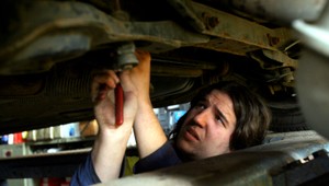 Smrť v opravárenskej dielni. Muž (†43) zomrel pod autobusom