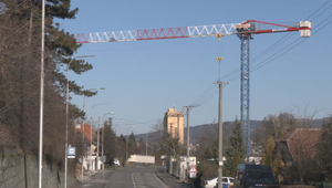 Je žeriav nad domom bezpečný? Obyvateľka Nitry má obavy, úrady problém nevidia