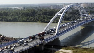 Muž skočil do Dunaja z Mosta Apollo