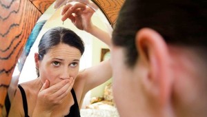 Objavili sa vám šediny? Nepanikárte! TOTO vráti vašim vlasom prirodzenú farbu