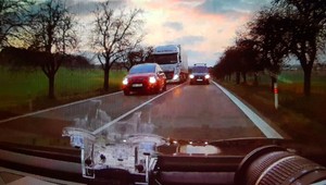 VIDEO: Predbiehal kamión cez plnú čiaru a čelne vrazil do policajného auta