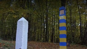 VIDEO: Štáb TV JOJ strávil deň na hranici zvanej čiara. Pozrite sa, ako kukláči zasahujú voči migrantom a pašerákom