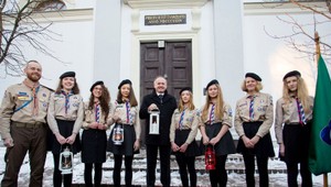 FOTO: Prezident prijal plamienok Vianoc. Betlehemské svetlo dorazilo na Slovensko