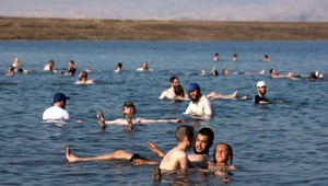 Plavci sa ponorili do vôd Mŕtveho mora. Chcú ho preplávať z Jordánska do Izraela