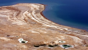 Mŕtve more požiera všetko, čo mu príde pod ruku. Miznú domy, autá aj cesty