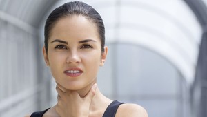 Na rakovinu štítnej žľazy vás môže upozorniť  hrča v krku, zmeny hlasu a dokonca aj kašeľ!