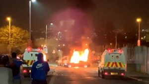 Počas nepokojov zomrela novinárka. Polícia incident označila za teroristický čin