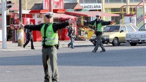 Policajti na zmrzline. Zaparkovali na autobusovej zastávke