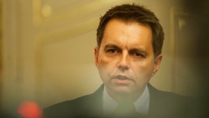 Vláda zmrazí platy politikov, sľubuje po tlaku Kažimír