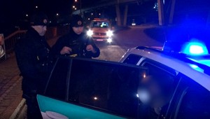 Opitý vodič skončil za mrežami. S putami na rukách sa dožadoval cigarety