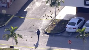 Ozbrojení muži začali strieľať do davu ľudí, minimálne dvaja sú mŕtvi a vyše dvadsať ľudí sa zranilo