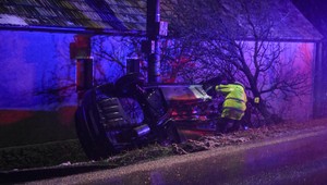 Inšpekcia preveruje nehodu policajta. Podľa svedkov bol za volantom poriadne podgurážený
