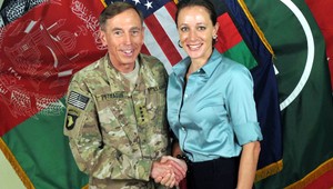 Exšéf CIA poskytol milenke tajné informácie