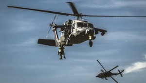 Zrútil sa vrtuľník Black Hawk, zahynulo 16 policajtov