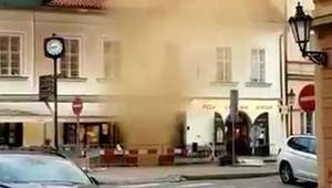 Záchranné zložky evakuovali v centre Prahy viac ako 500 ľudí. Do ulíc unikal plyn