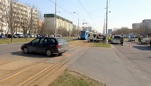 Dopravná nehoda odstavila električky, dvaja zranení