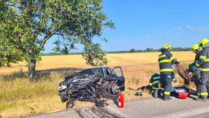 Nebezpečné predbiehanie sa skončilo čelnou zrážkou. Na mieste zasahoval vrtuľník