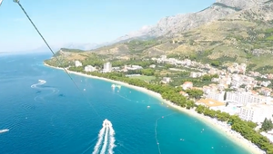 Výbuch rakety v obľúbenej dovolenkovej destinácii: Evakuujú aj slovenských dovolenkárov