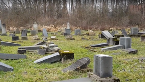 Neznámi páchatelia sa vybúrili na mieste posledného odpočinku. Zničili desiatky pomníkov