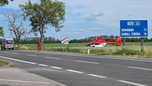 Vážna nehoda v Báči: Po zrážke auta s motorkou zasahoval vrtuľník