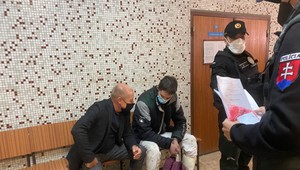 Muž sa za bieleho dňa pokúsil znásilniť mladú ženu. Keď sa mu to nedarilo, surovo ju zbil