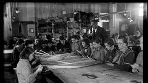 Chodili do školy aj pracovali. Pred transportom ich to však nechránilo. Ako žili deti v Seredi, Vyhniach a Novákoch.