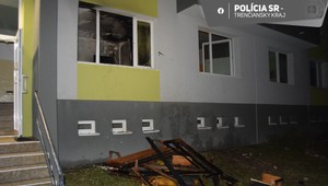 V byte na sídlisku vypukol požiar. Dvoch mužov previezli do nemocnice