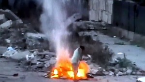 Skupina Rómov založila oheň. Ich napomenutie skončilo útokom na policajtov